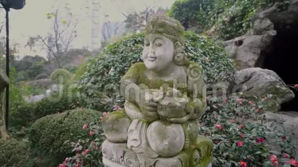 中国公园里一个女人的雕像视频的预览图