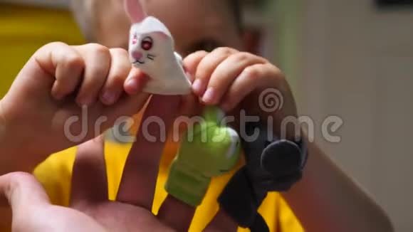 木偶表演背景幼儿角色游戏熟悉动物玩手指玩具多人自制视频的预览图