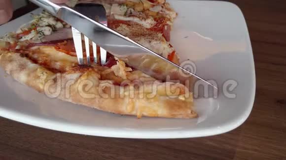 顾客用刀子切一块比萨饼咖啡馆里的快餐视频的预览图