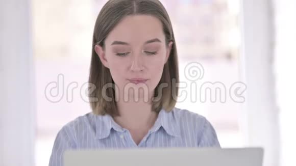 勤劳的女青年在办公室脖子疼的画像视频的预览图