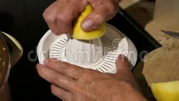在厨房挤一个柠檬老浆果花头果酱的部分制作视频的预览图
