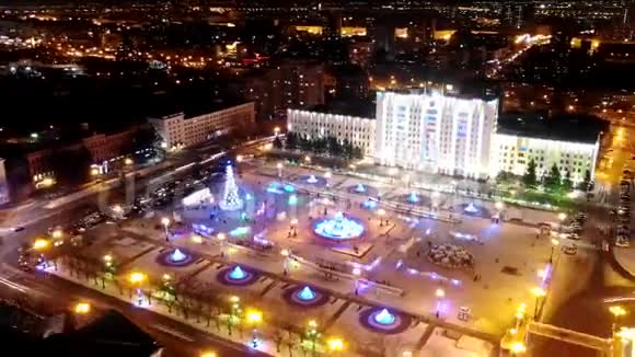 哈巴罗夫斯克列宁广场从顶部的视图用无人机拍摄的城市主要圣诞树的景色视频的预览图