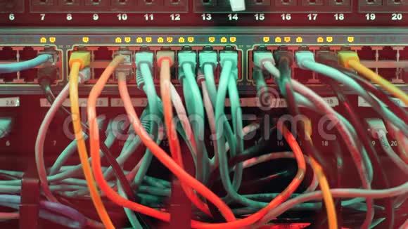 多色计算机电缆插入插槽视频的预览图
