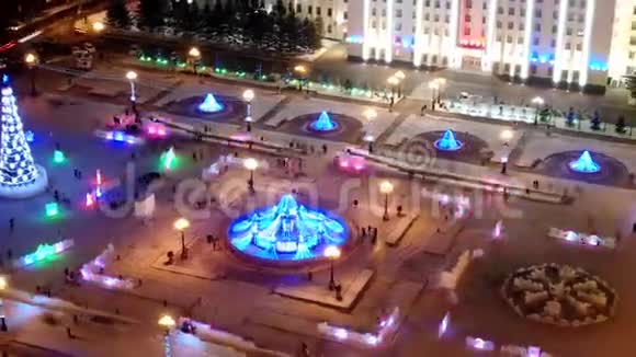 哈巴罗夫斯克列宁广场从顶部的视图用无人机拍摄的城市主要圣诞树的景色视频的预览图