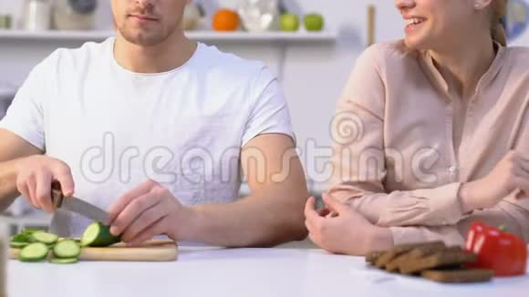 丈夫做饭贪玩的妻子吃黄瓜片夫妻在厨房调情视频的预览图