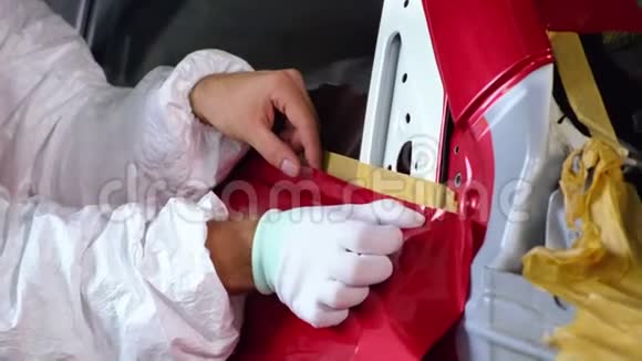 工人在修理过程中把胶带粘在车身上视频的预览图