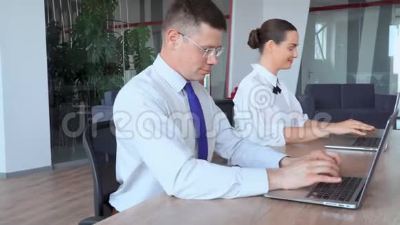 成年职业经理人在电脑上打字视频的预览图