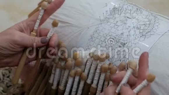 女士手做筒子花边编织筒子一个女人用旧衣服织花边手工特写镜头视频的预览图