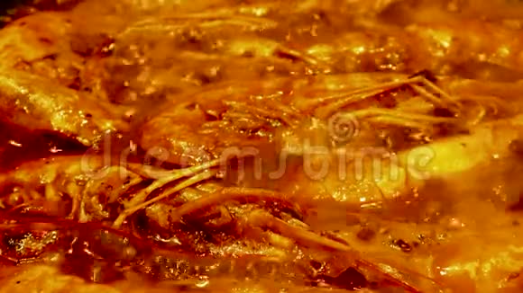 在一个大锅里用辣酱炒的鱼视频的预览图