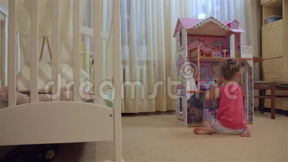 玩具屋小女孩娃娃视频的预览图