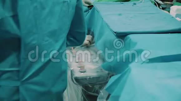 现代医疗室医生在其中远程执行手术视频的预览图