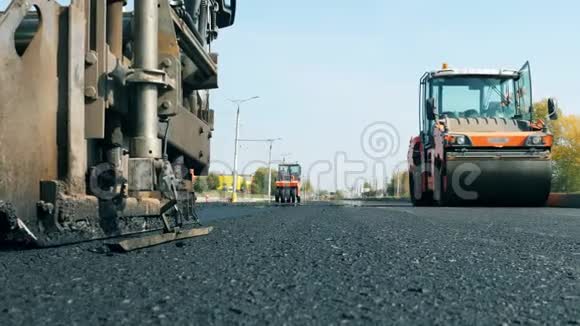 前面看到的比特姆摊铺子骑在路上从事道路施工的建筑工人视频的预览图