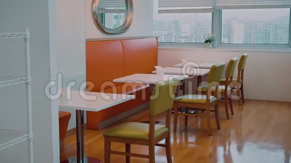 空的明亮的咖啡馆有桌椅视频的预览图