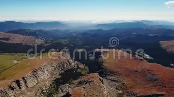 从科罗拉多埃文斯山山顶拍摄的雾蒙蒙的山谷森林和贝特拉克湖的空中全景视频的预览图