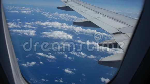 飞机舷窗和观翼和云前往其他国家视频的预览图