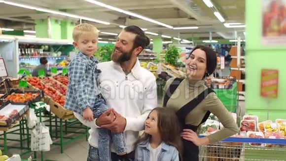 超市里有两个孩子的大幸福家庭的肖像视频的预览图