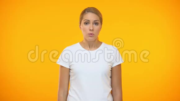 穿白色t恤的女人骂人客户不满问题烦恼视频的预览图