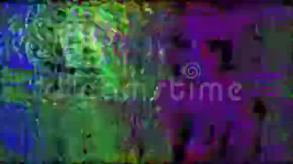 色彩斑斓的观赏未来主义老视频磁带闪闪发光的背景视频的预览图