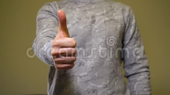 穿灰色服装的男人竖起大拇指视频的预览图