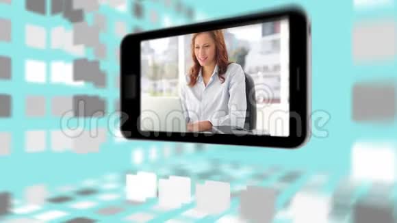商业人士在智能手机屏幕上使用电脑的视频视频的预览图