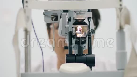 医生在眼科机器工作视频的预览图