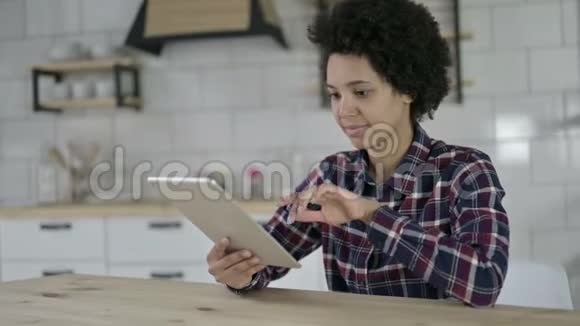 开朗的非洲裔美国妇女使用平板电脑视频的预览图