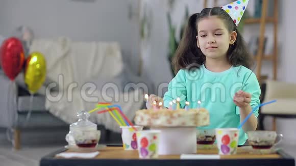 小女孩看着蛋糕点燃火花视频的预览图