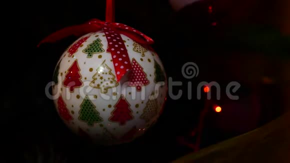 圣诞树灯泡旋转和灯光特写视频的预览图