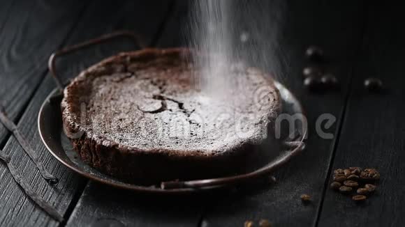 自制糕点概念在新鲜出炉的瑞典黑底巧克力蛋糕kladdkaka上倒入糖霜视频的预览图