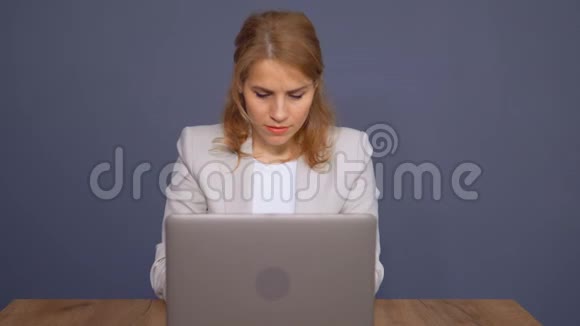 肖像中年女商人使用笔记本电脑办公室视频的预览图