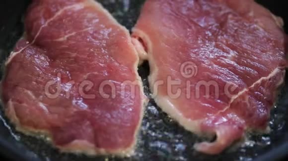 猪肉牛排在锅里炒视频的预览图