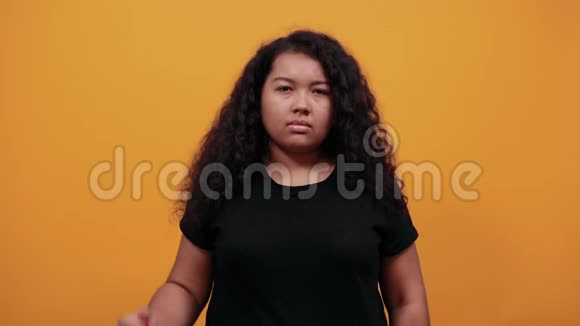 严格的非洲裔美国年轻女士在镜头前展示拳头战斗视频的预览图