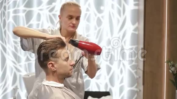 女理发师在沙龙给商人做发型视频的预览图