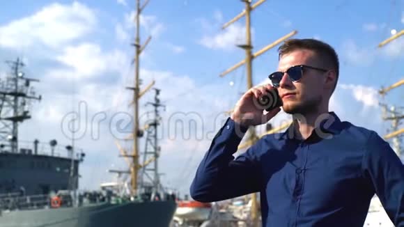 年轻迷人的有感情的留胡子的水手水手长留胡子的船长留胡子的人通过视频的预览图