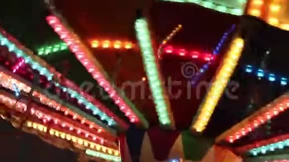 晚上集市上的多色旋转木马灯视频的预览图