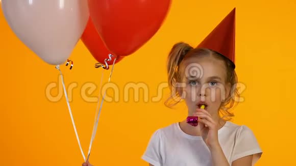 快乐的b日女孩带着气球使用派对鼓风机和笑在相机有趣视频的预览图