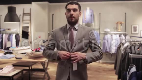 男士在服装店用智能手机自拍视频的预览图