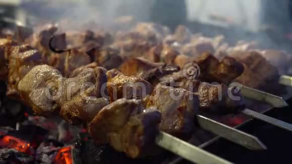在布拉齐耶的烟雾中钢串上的新鲜肉对角线排列文本的选择性焦点在食物中开胃的食物视频的预览图