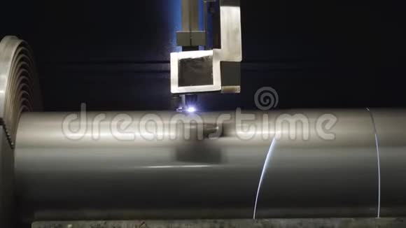 等离子切割机对金属钢管切割的特写在钢厂工作的现代设备钢铁工业视频的预览图