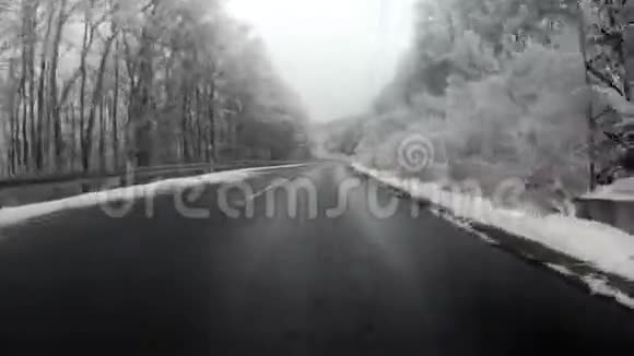 冬季景区公路车辆行驶槽视频的预览图