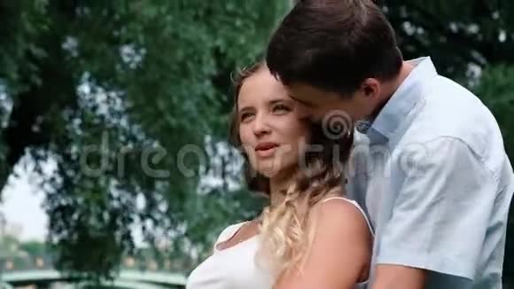 浪漫的时刻年轻漂亮的夫妇拥抱对方触摸他们的脸快关门视频的预览图