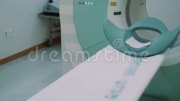 带有白色磁共振断层扫描的房间用于检查人体视频的预览图