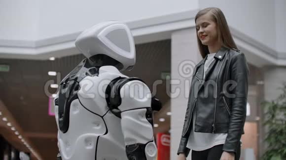 女人微笑握手工作做电子人的朋友与机器人达成协议视频的预览图