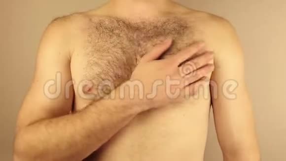男人摸他毛茸茸的胸膛视频的预览图