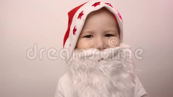 戴着圣诞老人帽子的假胡子男孩笑了笑竖起大拇指视频的预览图