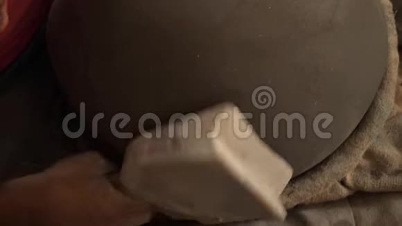 一个搬运工在锅底的手视频的预览图