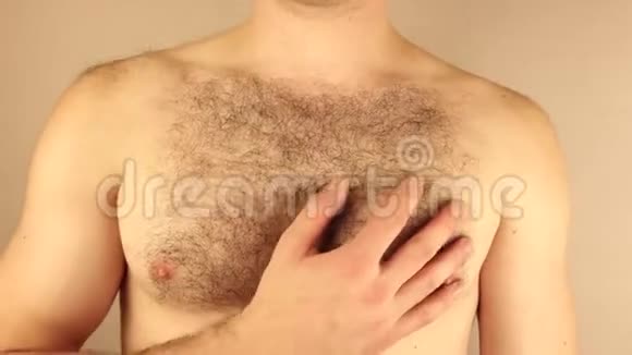 男人摸他毛茸茸的胸膛视频的预览图