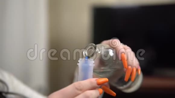 女人在家里用喷雾器准备雾化吸入视频的预览图