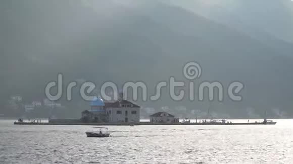 黑山Kotor湾GospaodSkrpjela岛夜景视频的预览图