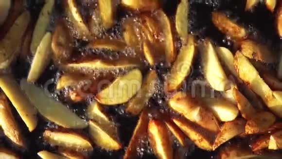 在大锅里烤土豆节日的美味食物壁炉边的厨房美味可口美味可口视频的预览图